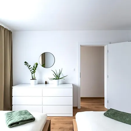 Tix - 75m2, Ac, Parking, 3 Min Europa Sc * Banská Bystrica