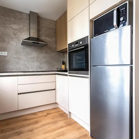 Tix - 75m2, Ac, Parking, 3 Min Europa Sc Apartment