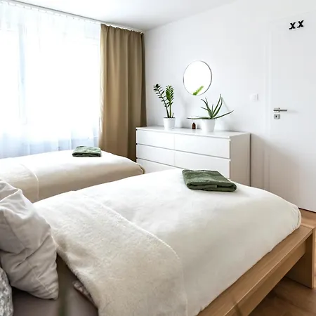 Apartmán Tix - 75m2, Ac, Parking, 3 Min Europa Sc Banská Bystrica