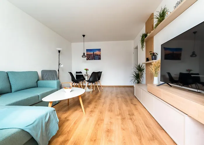 Tix - 75m2, Ac, Parking, 3 Min Europa Sc 아파트 반스카비스트리카