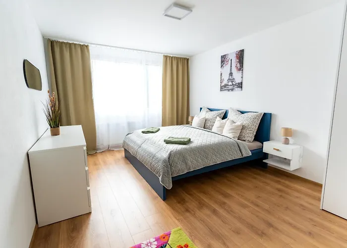 Tix - 75m2, Ac, Parking, 3 Min Europa Sc 아파트 반스카비스트리카